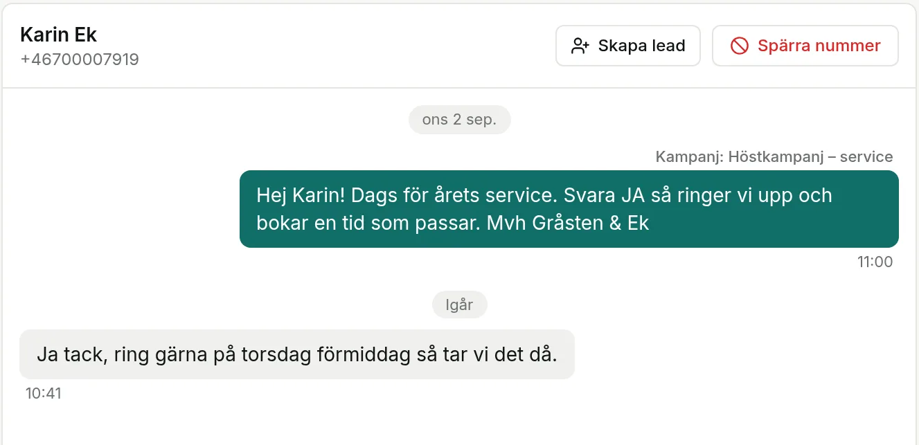 En SMS-tråd i TotalCRM: kampanjutskicket till Karin Ek och hennes svar, med knappar för att skapa lead eller spärra numret.