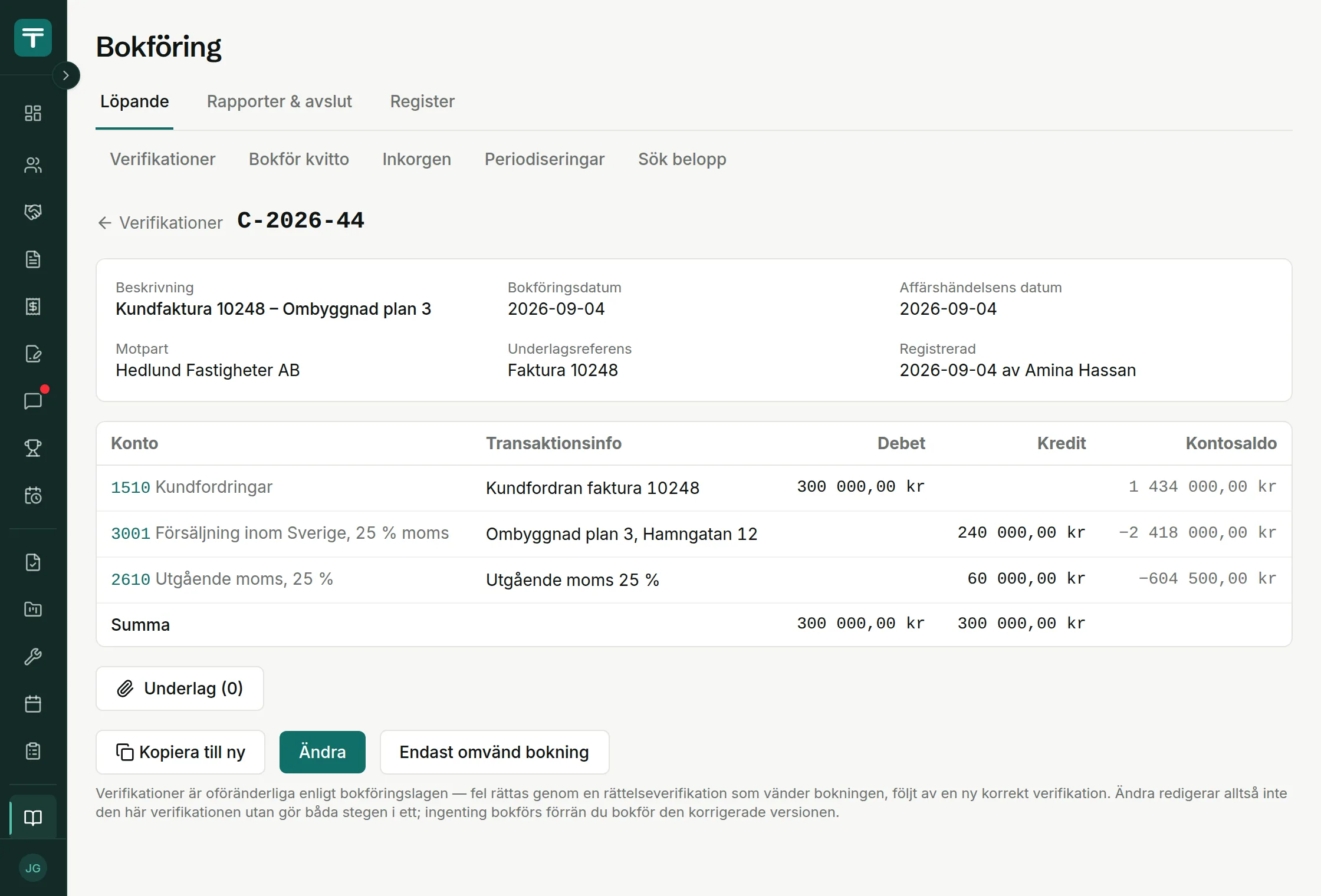 En verifikation i TotalCRM:s bokföring: kundfaktura bokförd på 1510, 3001 och 2610 med debet, kredit och kontosaldo, och summan som balanserar.